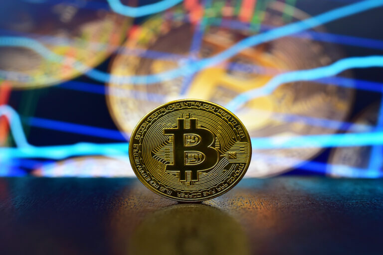 ビットコインが2万8000ドル近くまで急騰──強気の投資家がETF承認に賭ける